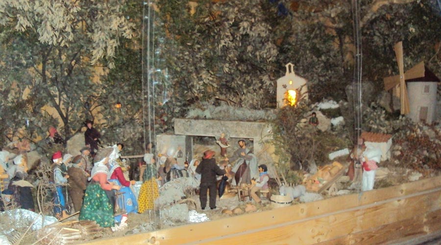 Santons et décors de crèches par l'Atelier des Sources.