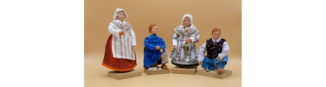 Santons et décors de crèches artisanaux par L'atelier des sources.