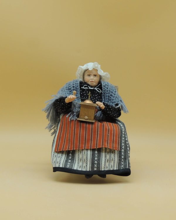 Santon 28cm Femme assise moulin à café